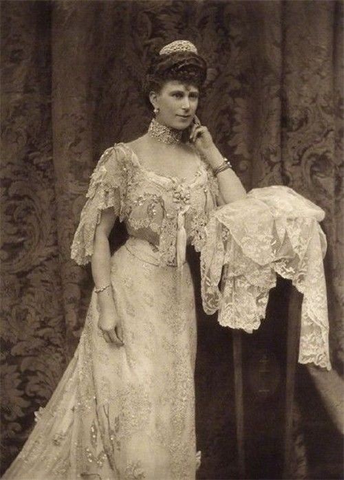 倾国倾城的法国公主国破后被革命军轮番玷污隐忍多年终于报仇