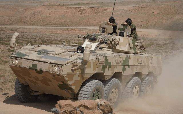 俄军使用了中方提供的08式轮式105mm突击炮,轮式步战车