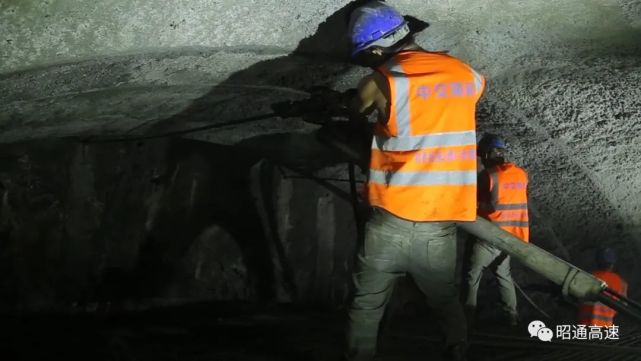 黑石2号特长隧道贯通助推都香高速龙头山至红山段明年底通车