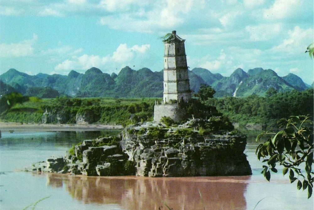《定江神塔》 崇左市花山韵文艺交流中心《碧水映斜塔》 邓青峰 广西