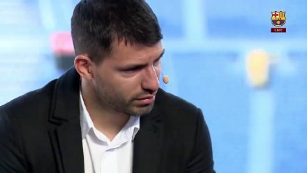 阿圭罗在发布会现场落泪在今年10月30日巴萨对阵阿拉维斯的比赛中