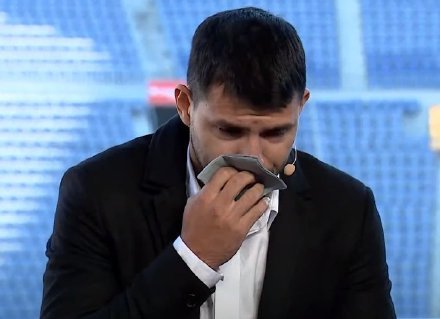 阿圭罗在发布会现场落泪在今年10月30日巴萨对阵阿拉维斯的比赛中