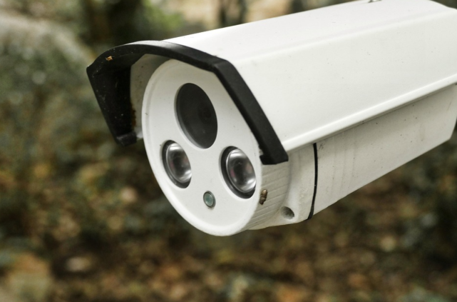 监控改变了失联女孩的衣着颜色,怎么回事?红外摄像有透视能力吗