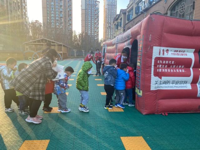 上周,邢台市信都区麒麟汇幼儿园开展了 "消防童行"亲子消防安全活动.