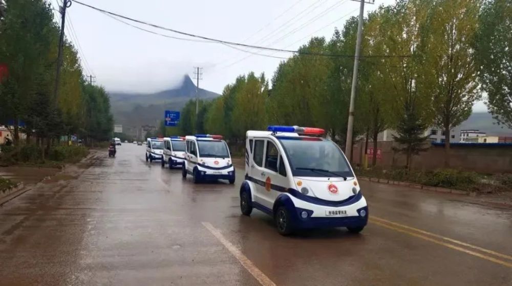 发放仪式结束后,新配发的4辆市场监管执法电动车辆驶离县市场监督管理