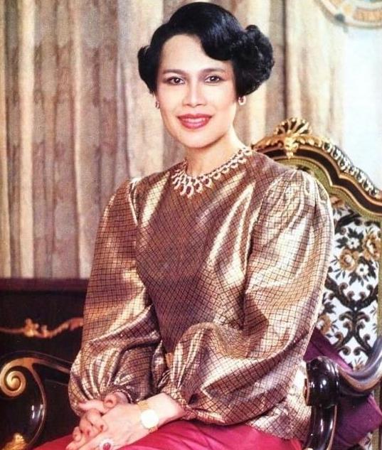 泰国国王第一任妻子20岁嫁给表哥当王妃如今瘫坐轮椅晚年悲惨