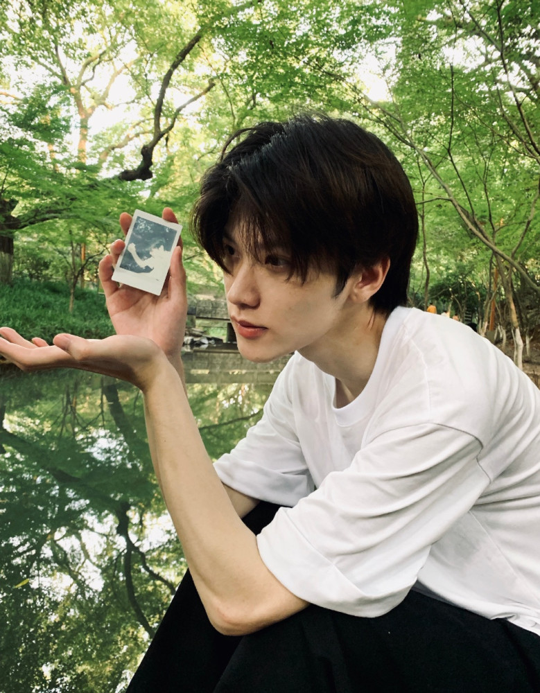 蔡徐坤粉丝张人0官宣加盟虎牙剑仙立下flag要cos金蝉直言想看他的腹肌