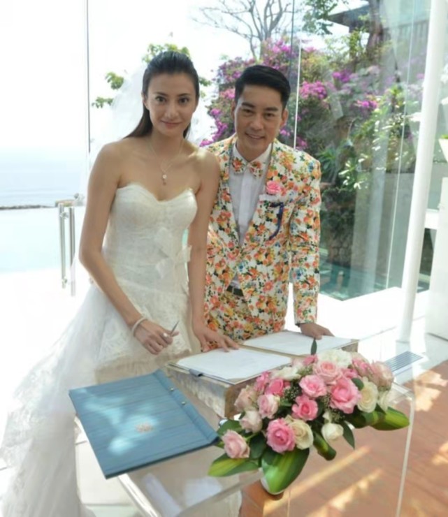 同时在节目中,黄伊汶还与陈敏之聊起了在二人结婚之前,陈国坤足足是向