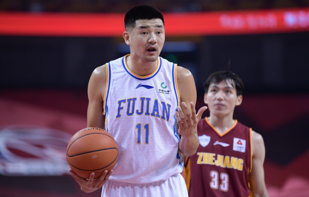 cba 正式离队！上海男篮名将被李春江放弃，未来或告别CBA赛场