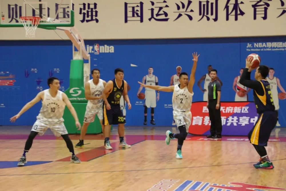 华阳中学教育集团和天府四中教育集团教工男队揭幕战拉开了本次篮球
