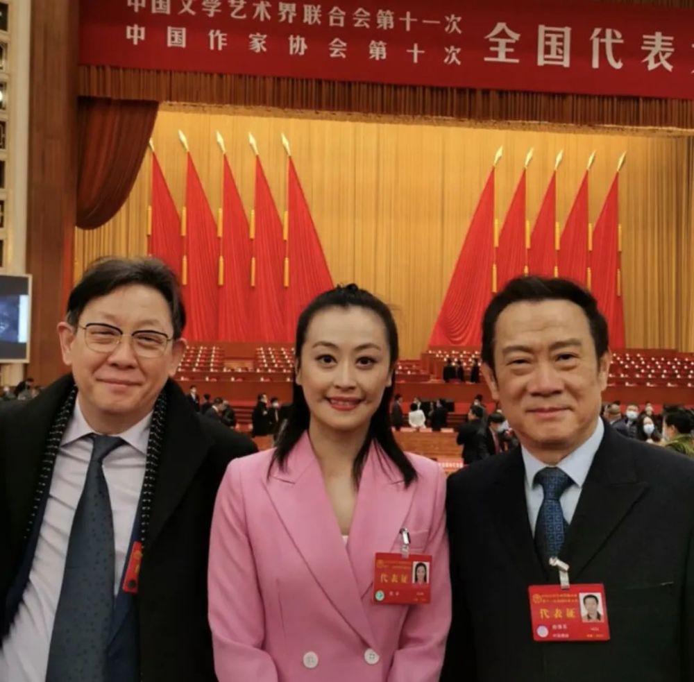 除此之外,央视综艺频道的主持人周宇,曲艺家柴京云也低调出席会议.