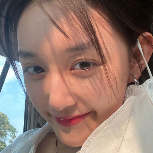 组图蒋依依可爱俏皮