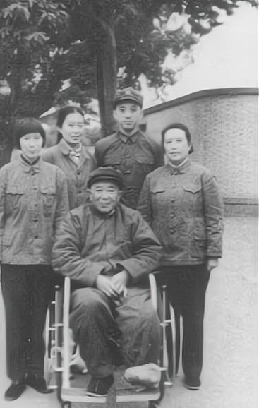 她是罗瑞卿的挚爱,55年授予上校衔,1966年却选择自杀,如今99岁
