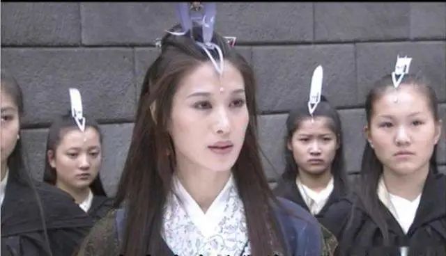 相信细心的观众应该能看出来,剧中饰演灵鹫宫余婆的女演员,正是央视版