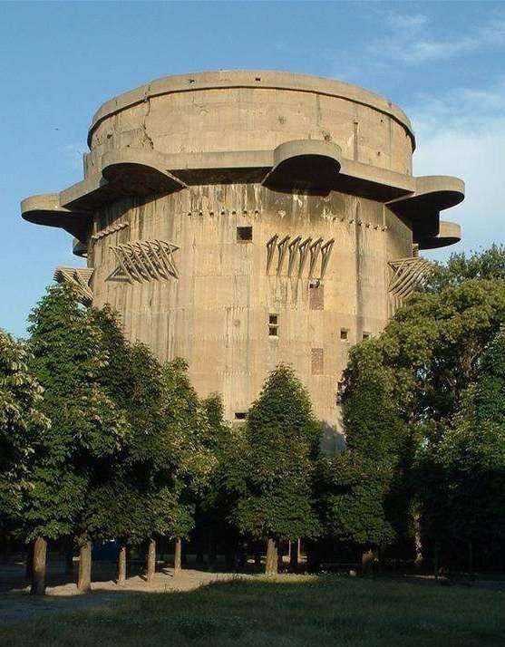 了现代,全世界已经处于和平年代,二战时期德国人所修建的那些军事碉堡