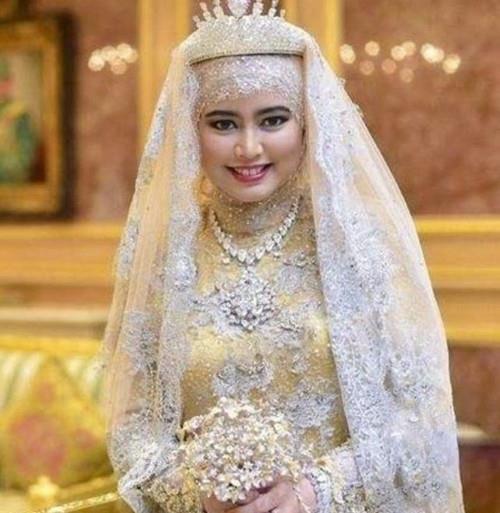 文莱32岁公主下嫁平民婚礼当天像披座钻石山坐黄金宝座