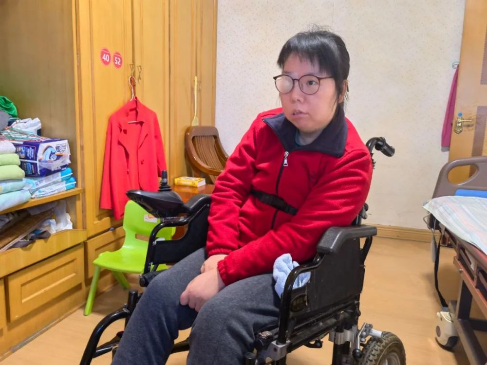 她却心向光明,尽管全身瘫痪,生活跌落谷底,一场疾病,令她的幸福瞬间