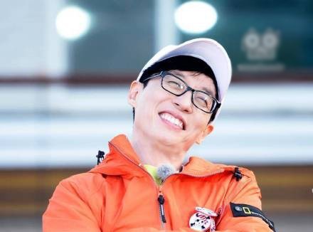 韩国国民mc刘在锡确诊新冠第一次检测阴性后仍居家隔离婉拒婚礼获大众