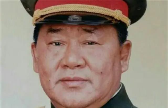 老山藏族团长拔刀斩蟒蛇歼越军18人喝烈酒吃蛇肉庆功