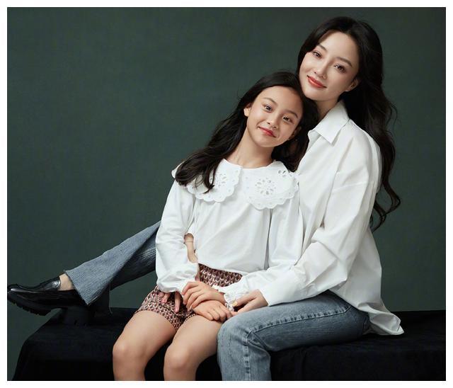 李小璐和贾乃亮离婚以来的关注度就一直都非常高,毕竟,两人的女儿甜馨