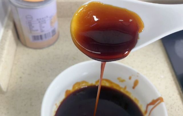 白糖在一定的温度下会慢慢融化,糖在高温加热后,会产生焦糖色素,同时