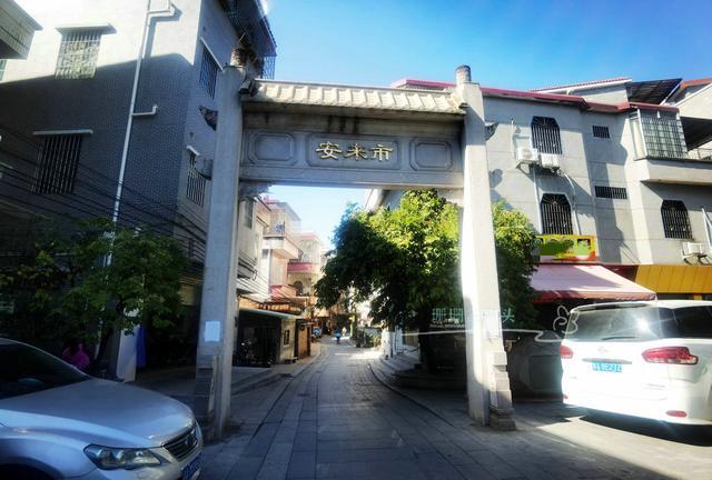 安来市旧址位于深井古村落安来直街,珊珊三丫头从码头下船后,沿路向左