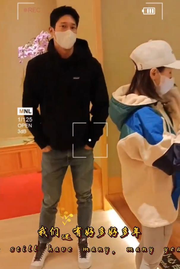 的确,吴永恩与王子文不仅年龄差距很大,收入更是不成正比,据说,男方