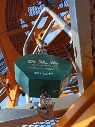 施工电梯加装人脸识别系统,需专人才可启动;塔吊采用预警螺母,防坠器