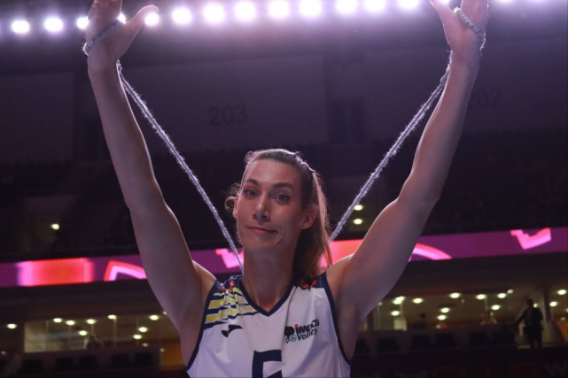 费内巴切女排03惨遭横扫土耳其主攻3分成软肋强力副攻也哑火