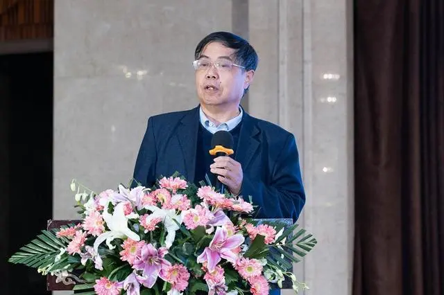 张鸿教授发表主旨演讲