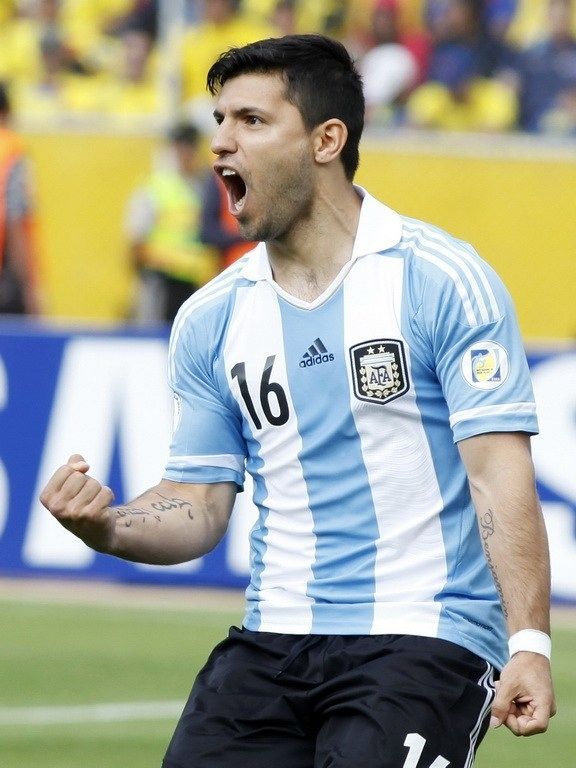 截止到退役,阿圭罗共代表阿根廷国家队出战101场比赛,打入41粒进球,位