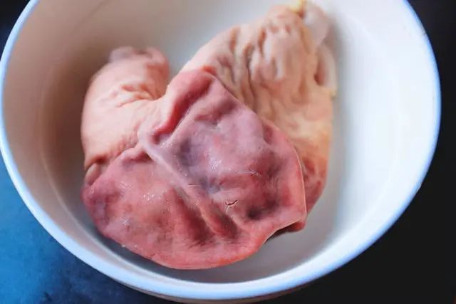 可以通过吃猪肚来增加身体的抵抗能力,以及免疫力减少,疾病出现