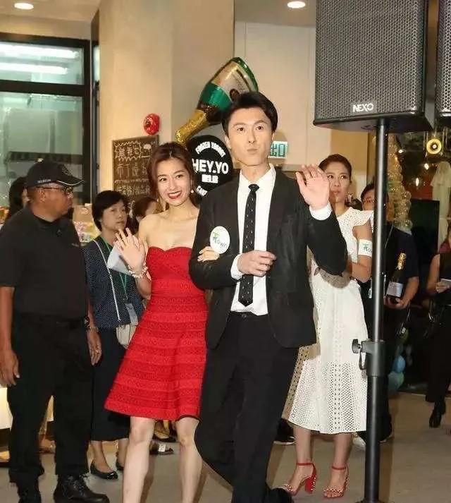 王浩信与老婆陈自瑶罕见互动,交流略显客套,两人感情至今还是迷