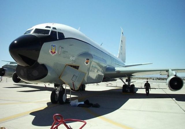 美国空军史上最特殊的飞机重150吨的黑白双煞c135运输机