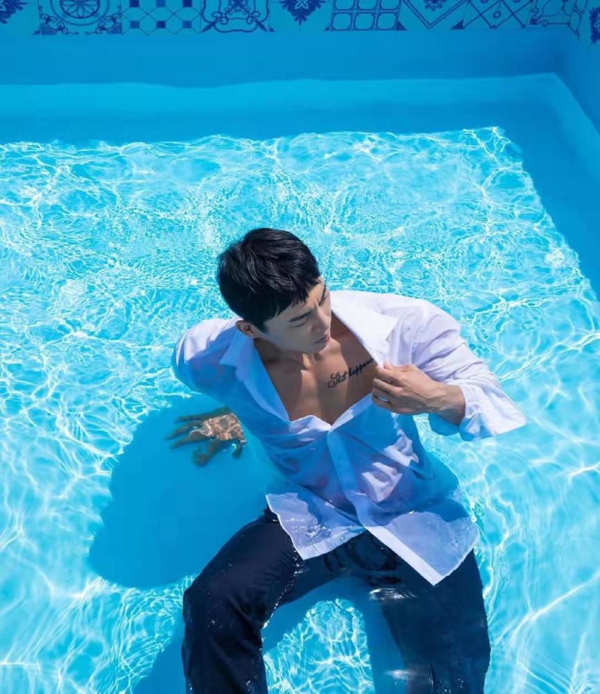 肌肉男模好俊好潮好壮刀刻般的腱子肉彰显了力量与性感