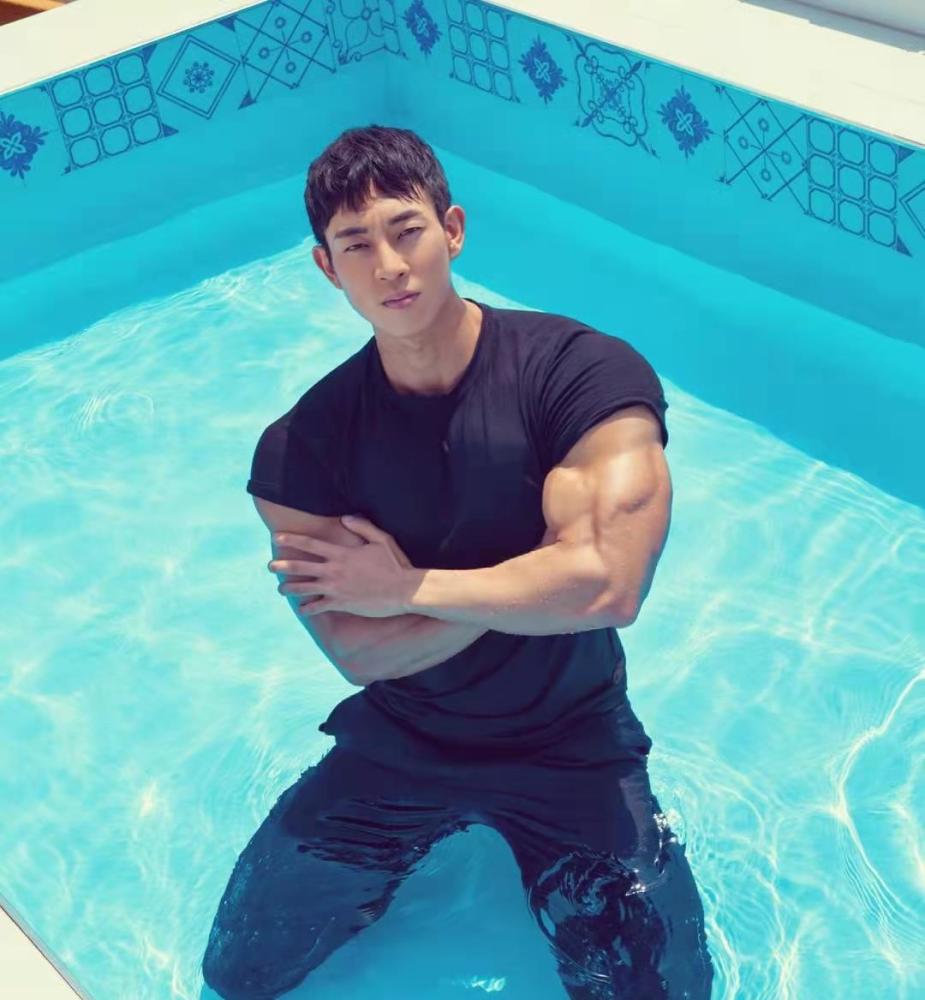 肌肉男模好俊好潮好壮刀刻般的腱子肉彰显了力量与性感