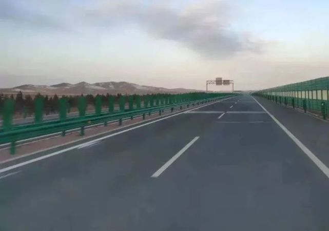 1.g1013海张高速锡盟段,锡林浩特至乌日图路段,路面有积雪.