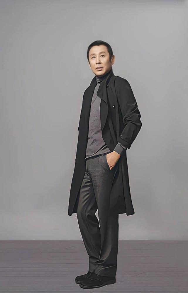 老戏骨陈道明真会打扮,66岁穿锈色运动装太抢眼,剪圆寸发型发言好帅