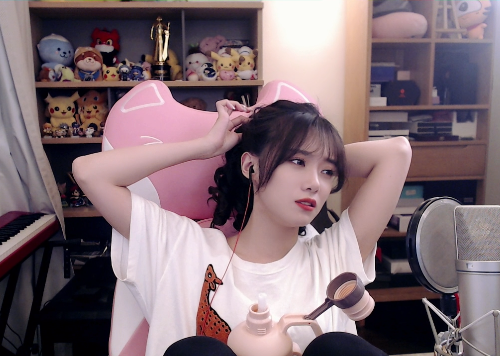 rookie将缺席德玛西亚杯小钰直播爆料他资料没下来不然已经回来了