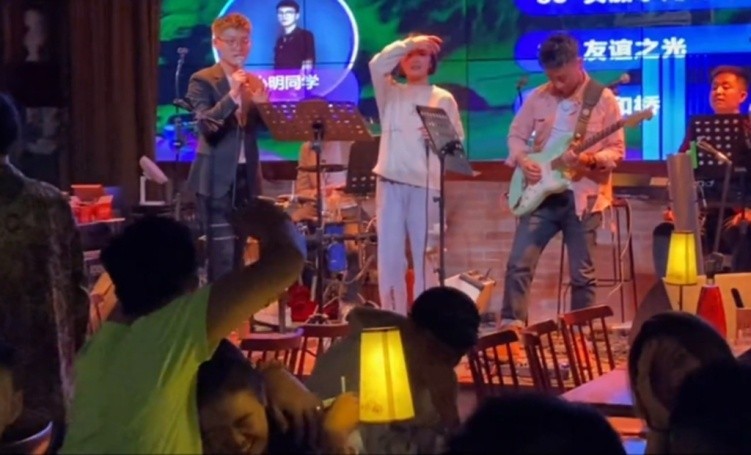张常宁 张常宁现身酒吧，笑容灿烂依偎在CBA球星怀中，和富豪丈夫狂欢