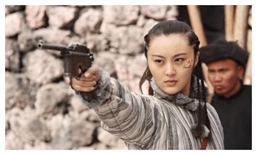 她们不爱红装爱武装,女人给土匪世界增添了几分阴柔和秀色.