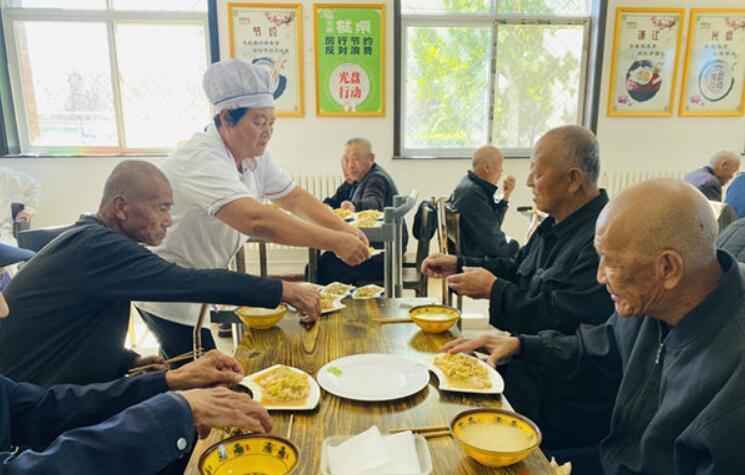 青县"孝老食堂"——为老年人烹饪"暖心餐"_腾讯新闻