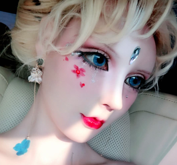 真人芭比迪丽拉整容过度吃饭不敢张大嘴像个木偶人