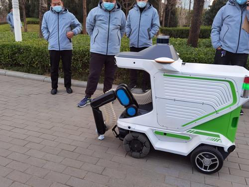 郑州一公园里来了6台机器人能干环卫工的活儿还能巡视公园