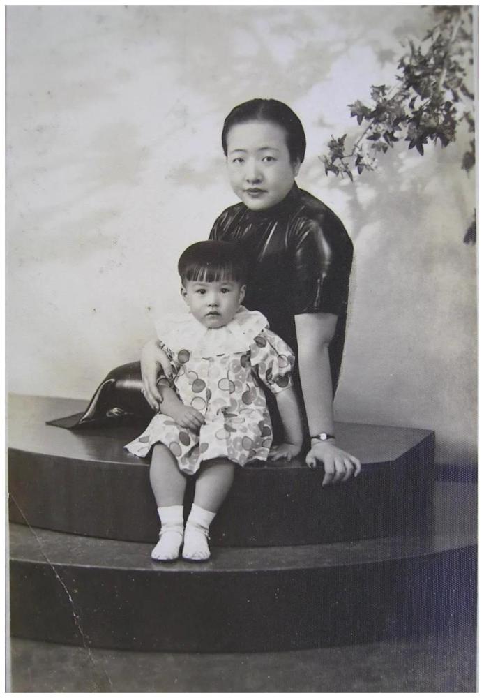 图|盛爱颐与女儿庄元贞抗战胜利后,盛爱颐有一天突然接到盛家老五的