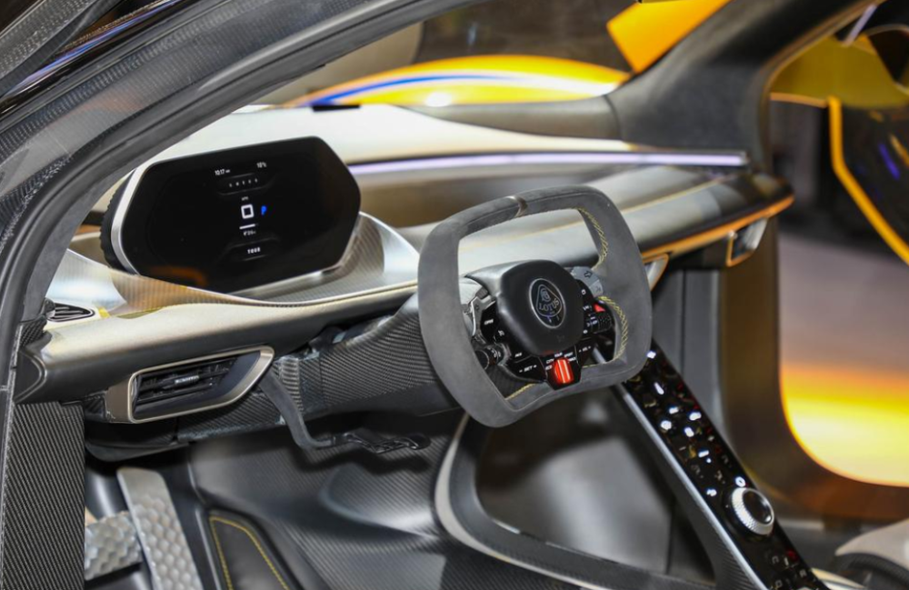 内饰解析此外,路特斯evija因为车身多处采用了碳纤维材质,也让整车的