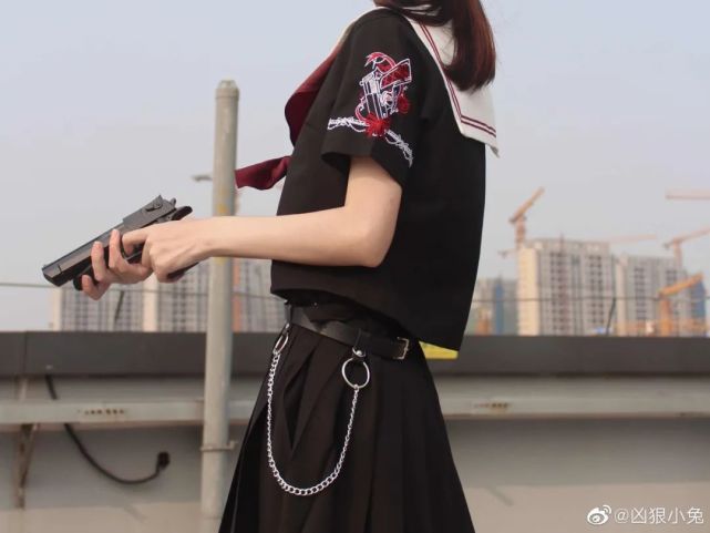 jk制服持枪小姐姐在天台