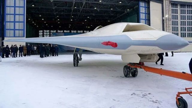 俄推出猎人b无人机扁形尾喷口隐身设计终于撵上中国攻击11
