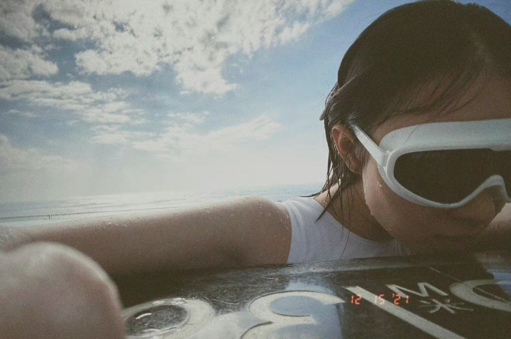 33岁倪妮穿连体泳衣拍照身材性感大长腿瞩目被赞瘦而有料