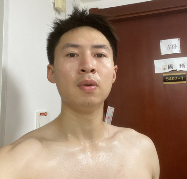 国乒世界冠军转型打拳击不见腹肌第一次实战放狠话削他